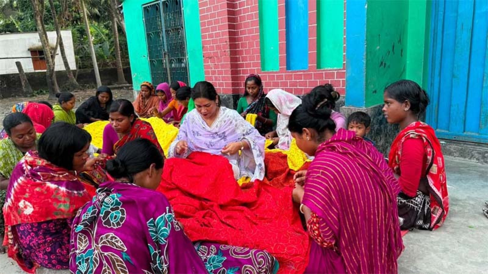 আদিবাসী নারীদের স্বাবলম্বিতা ও শিশুদের ভবিষ্যৎ গড়ার নীরব কারিগর সুমি মুর্মু