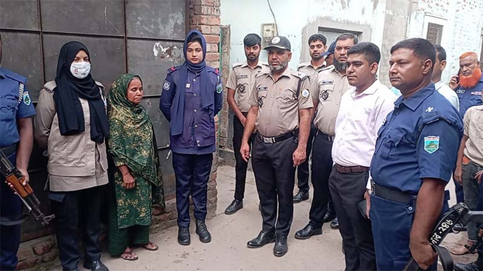 চাঁপাইনবাবগঞ্জে একাধিক মামলার আসামি মাদক কারবারি নারী গ্রেফতার