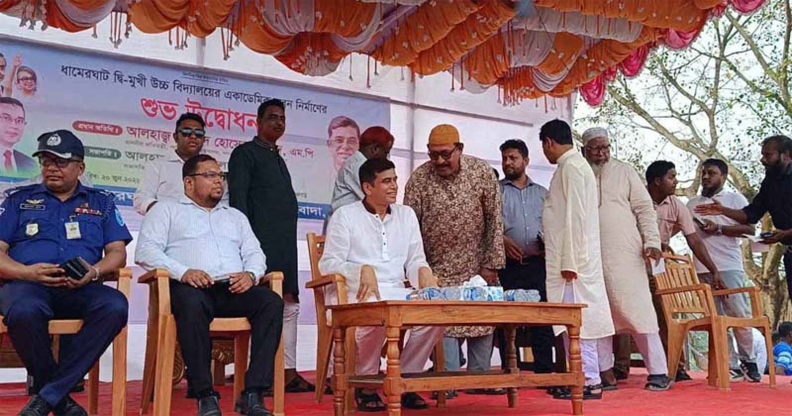 মঞ্চে নির্ধারিত চেয়ারে না বসে, বসলেন প্লাস্টিক চেয়ারে বসলেন