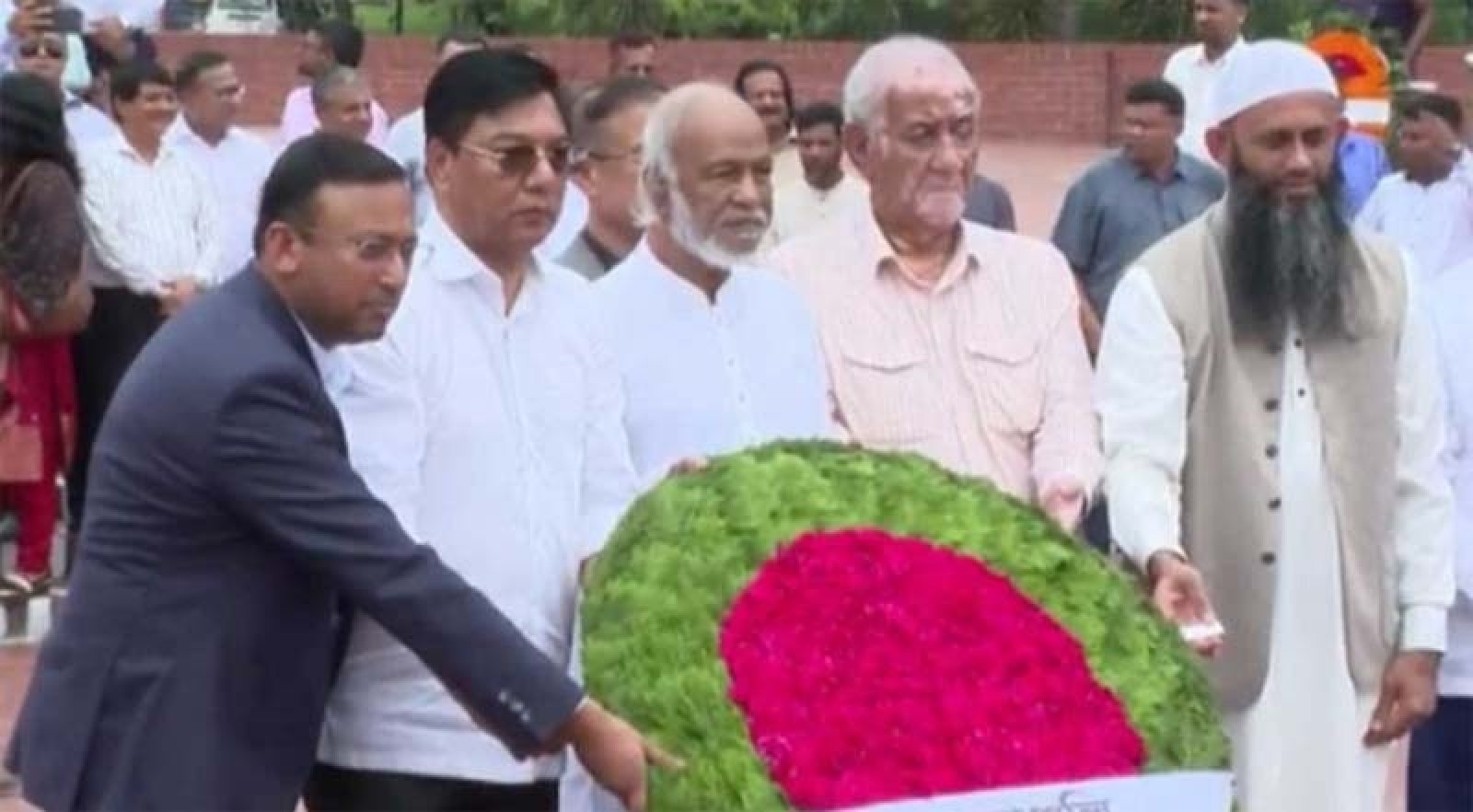 জাতীয় স্মৃতিসৌধে নবনিযুক্ত মন্ত্রী-প্রতিমন্ত্রীদের শ্রদ্ধা