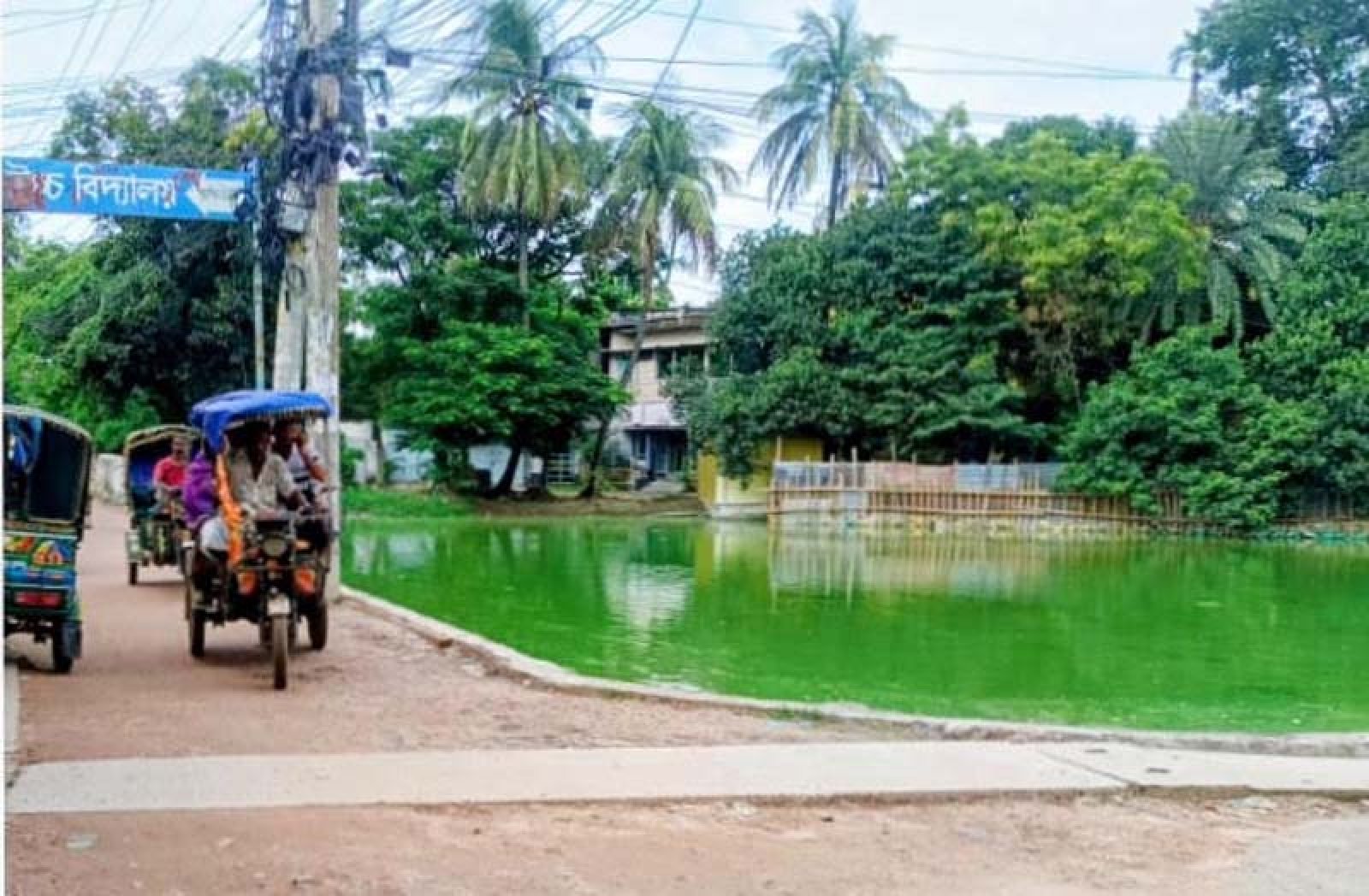 দেড় বছরেও শেষ হয়নি সড়ক সংস্কার, পুকুরপাড়ে মৃত্যুঝুঁকি