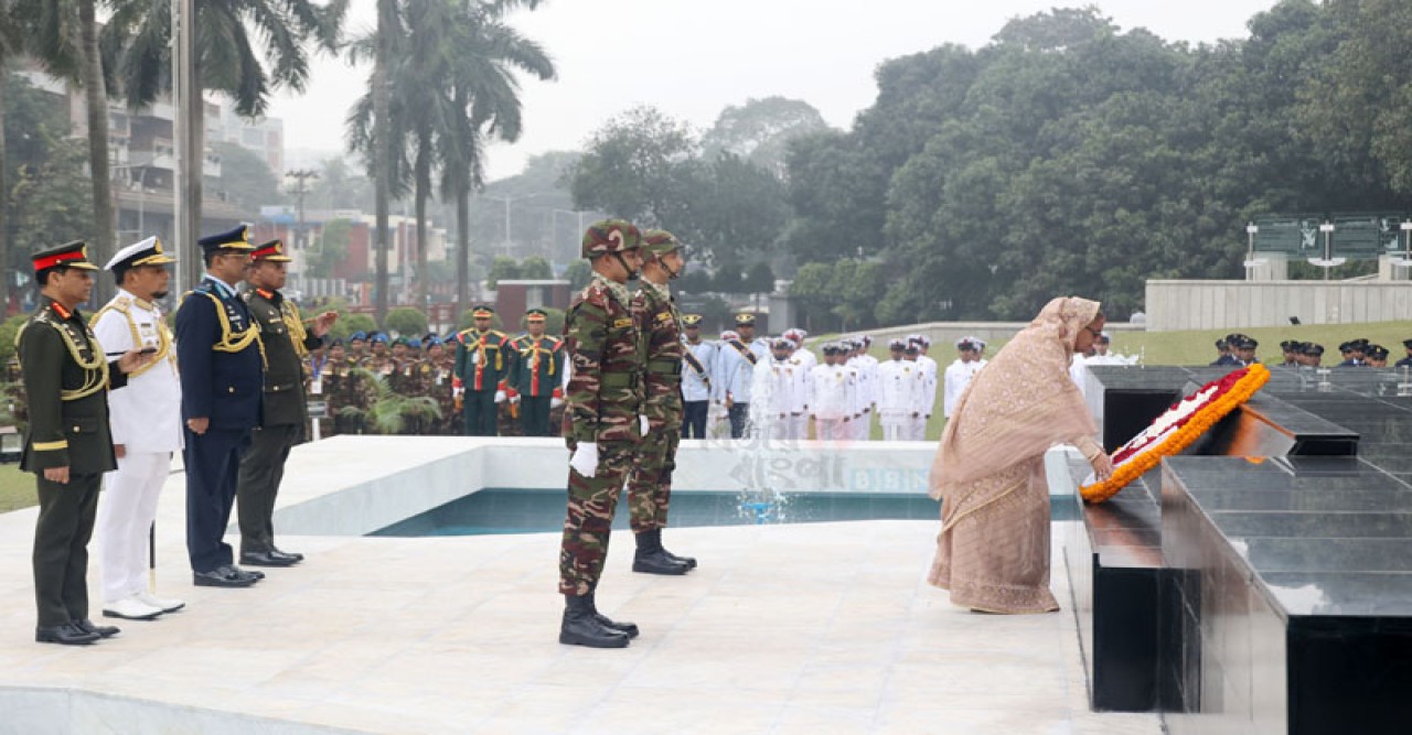 সশস্ত্র বাহিনীর বীর শহীদদের প্রতি প্রধানমন্ত্রীর শ্রদ্ধা