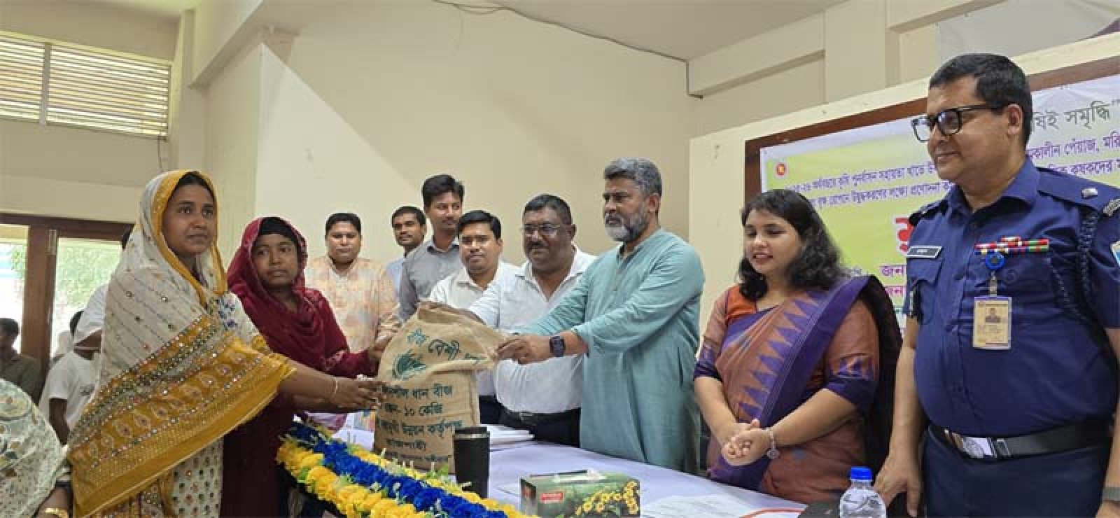 বদলগাছীতে ৪ হাজার ৫৬৬ কৃষকের মাঝে বিনামূল্যে সার ও বীজ বিতরণ