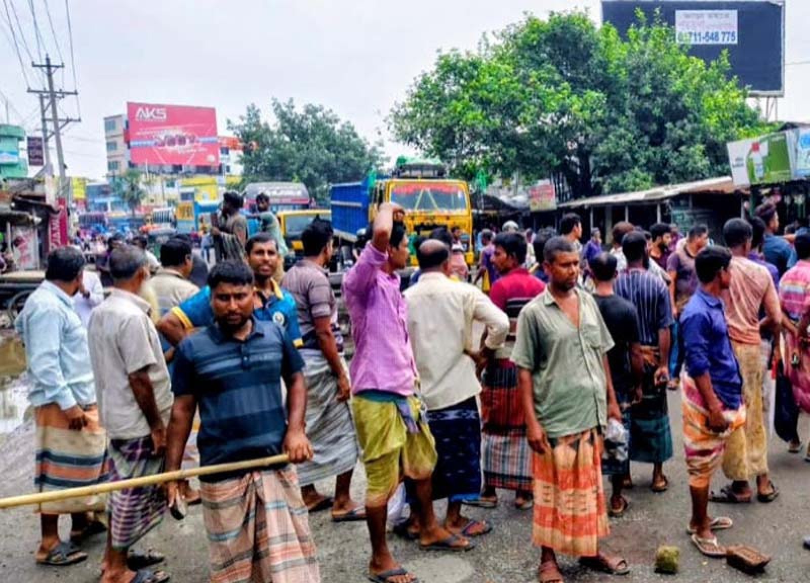 সারের দাবিতে রাজশাহীতে মহাসড়ক অবরোধ ॥ সার না পাওয়ার অভিযোগ কৃষকদের,ডিলারের দাবি পর্যাপ্ত মজুতের