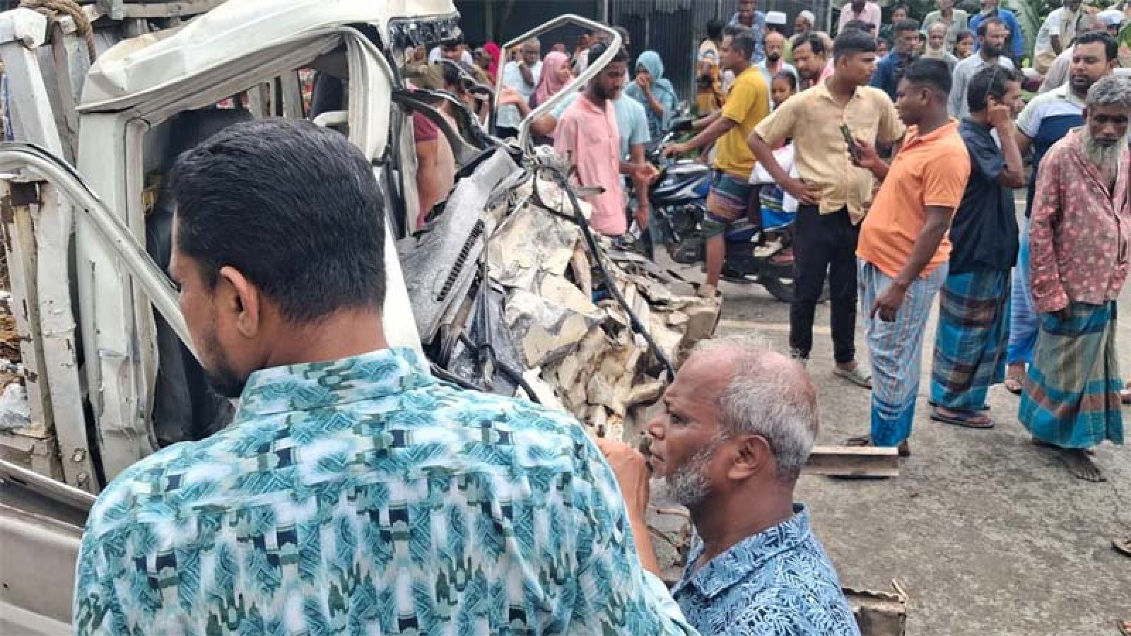 যাত্রীবাহী বাস-গরুভর্তি পিকআপের সংঘর্ষে নিহত ৩