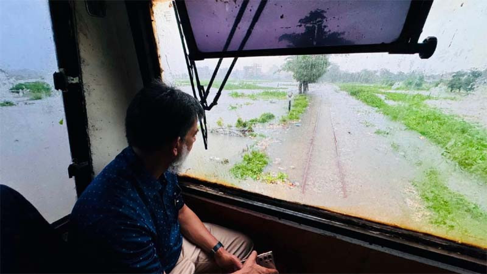 ভারী বর্ষণে কক্সবাজারে রেললাইন নিমজ্জিত থাকায়  চলাচল সাময়িক বন্ধ