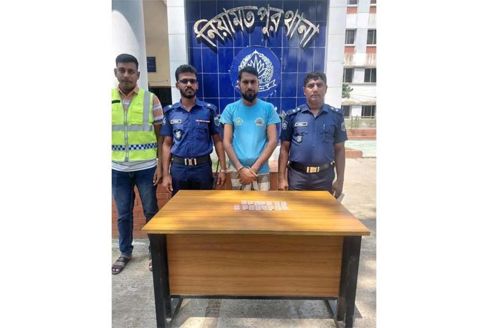 নিয়ামতপুরে ১৫০পিচ ট্যাপেন্টাডল ট্যাবলেটসহ  মাদক কারবারি গ্রেপ্তার