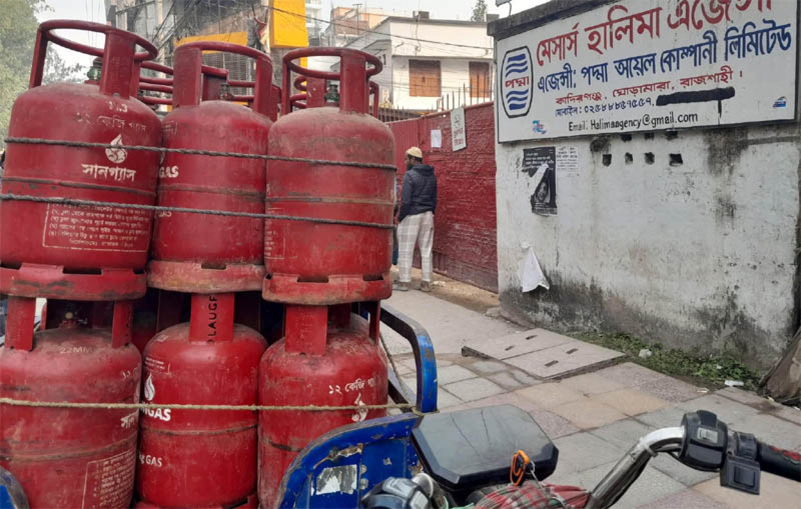 রাজশাহীতে গ্যাস সিলিন্ডার নিয়ে গ্রাহকের সাথে এজেন্সির কানামাছি খেলা
