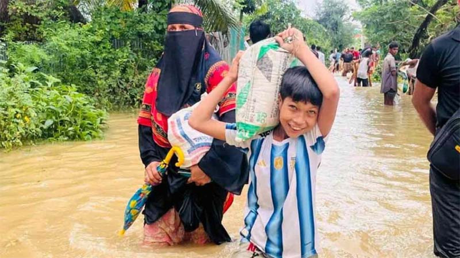 বন্যার তিনদিন পর জোরদার ত্রাণ, তবুও সংকটে দুর্গত মানুষ