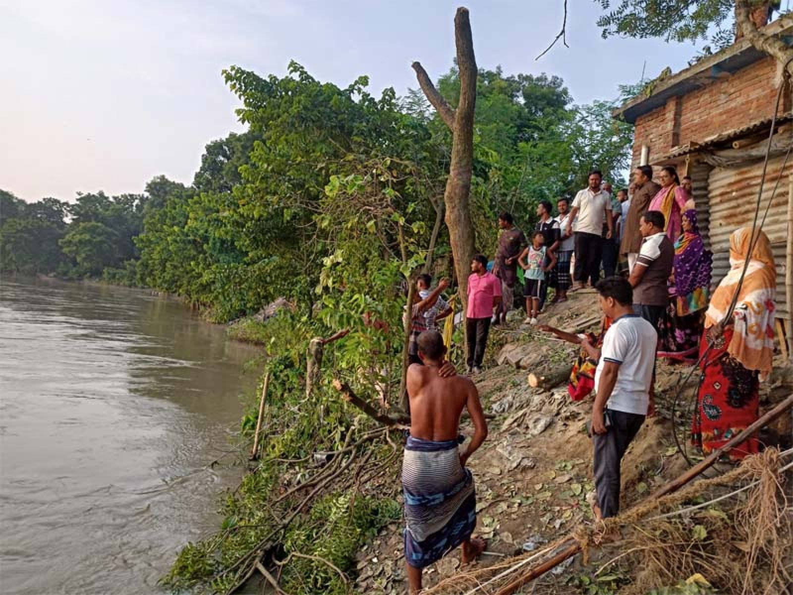 গোদাগাড়ীতে পদ্মার ভাঙ্গন কবলিত এলাকা পরিদর্শনে ইউএনও ইসরাত জাহান ও ব্যারিস্টার মিলন
