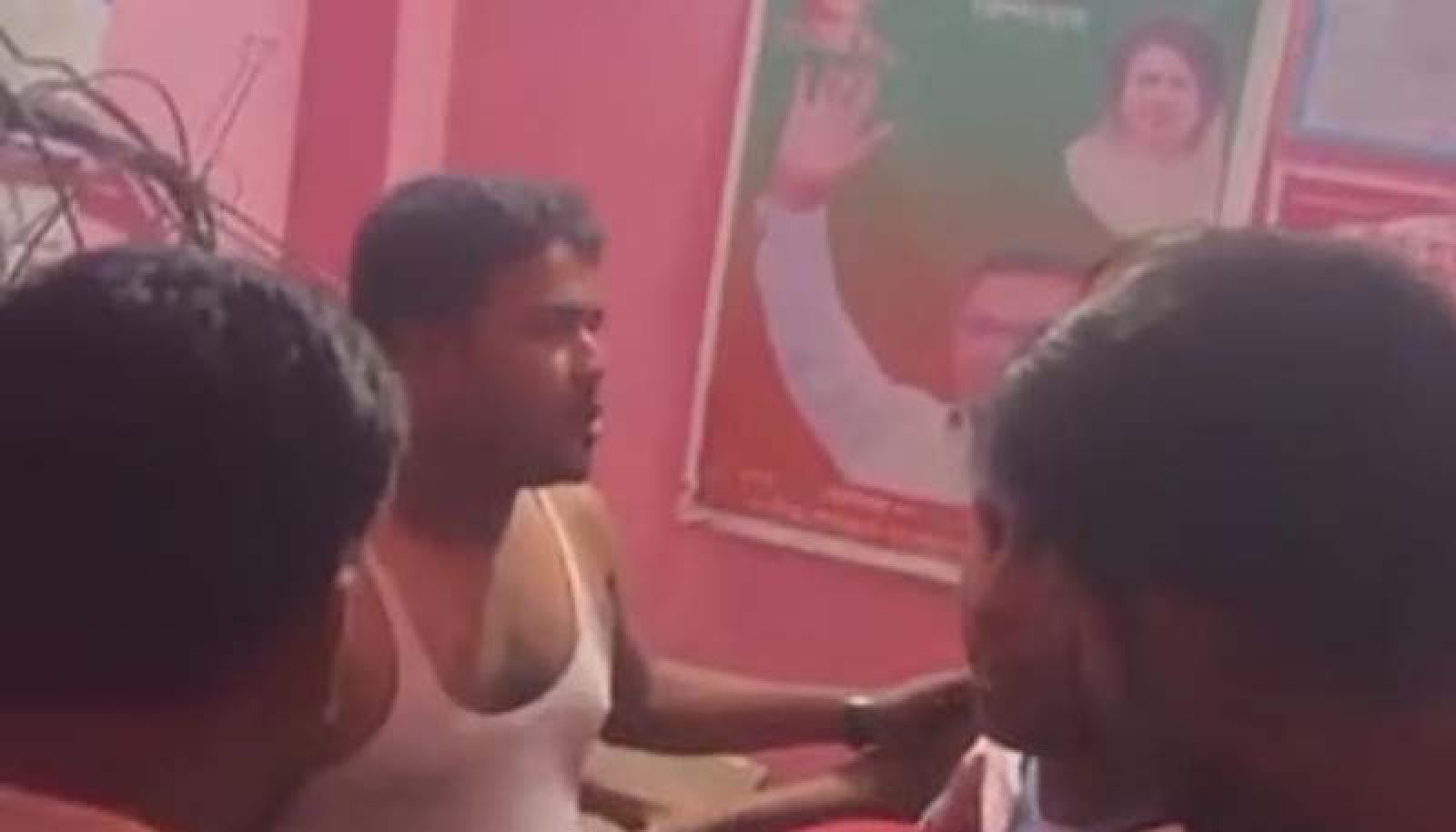 রাজশাহীতে যুবদল নেতার ব্যবসা প্রতিষ্ঠানে ছাত্রদলের হামলা