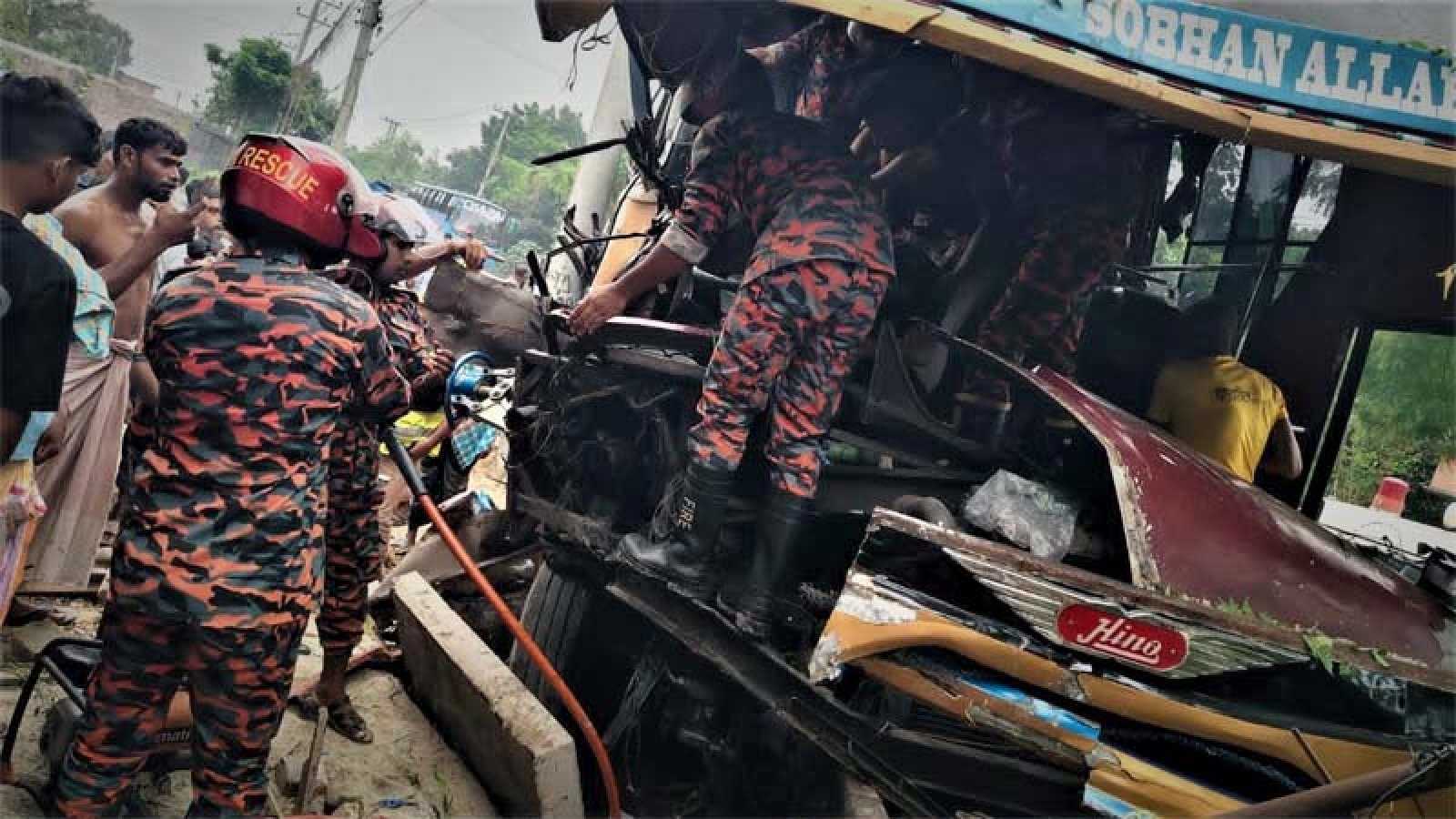গোদাগাড়ীতে বাস-ভুটভুটি সংঘর্ষে চালক নিহত, বাসের চালক গুরুতর আহত