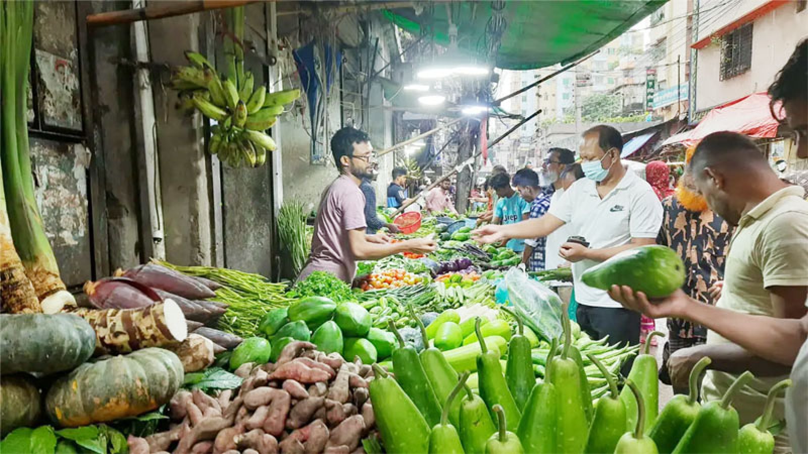 জ্বালানি তেলের দাম ও বৃষ্টির প্রভাব পড়েছে সবজির বাজারে
