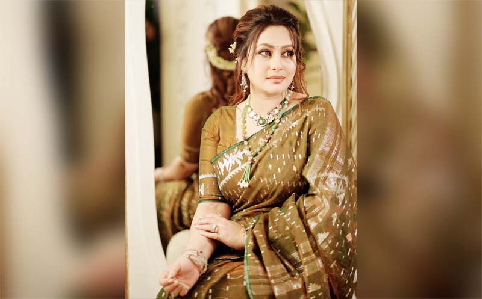 ‘রূপে আছে নেশা, চোখে ছলনা’