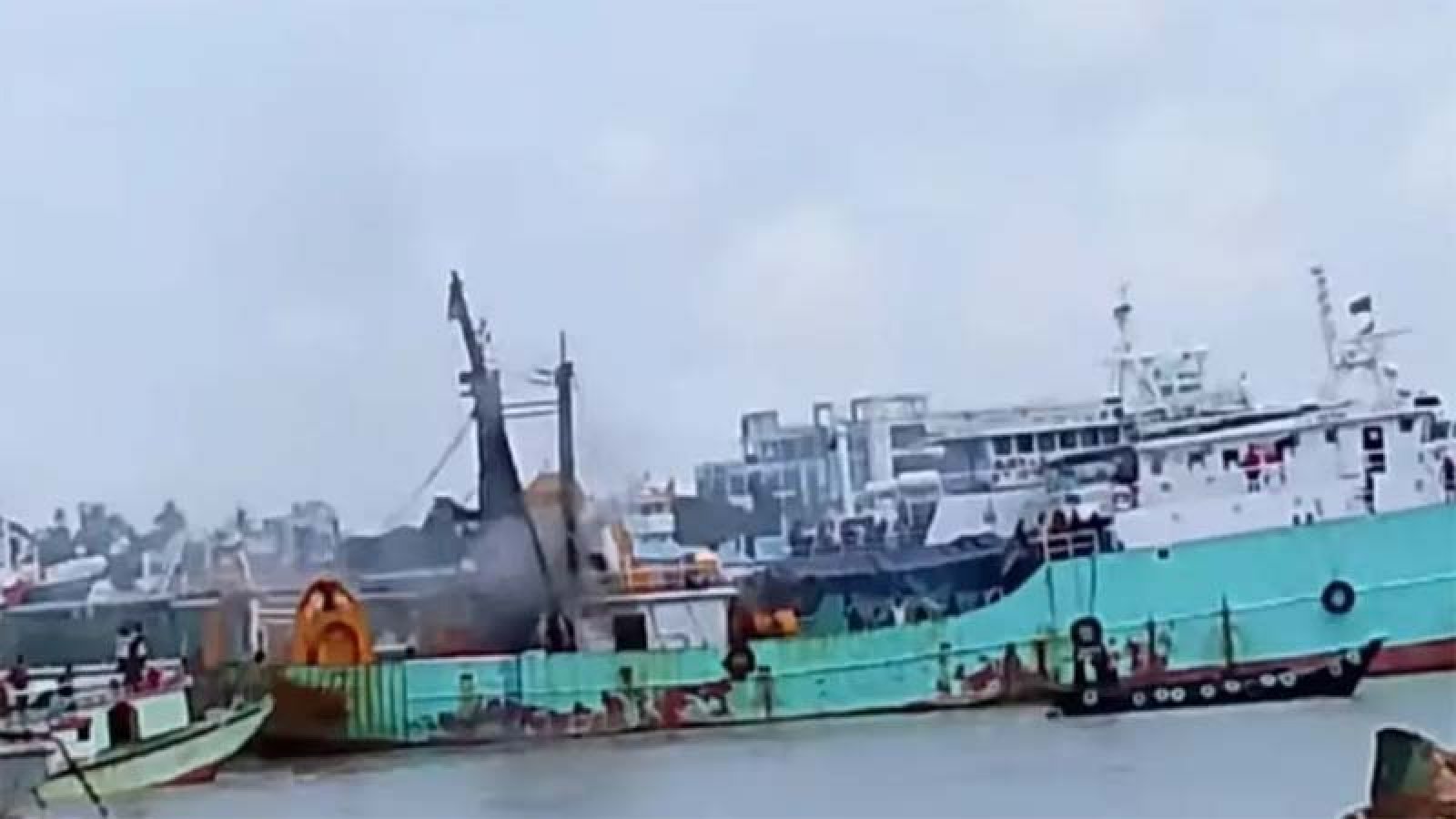 কর্ণফুলী নদীতে  ফিশিং ট্রলারে বিস্ফোরণ, দগ্ধ ৬ জন