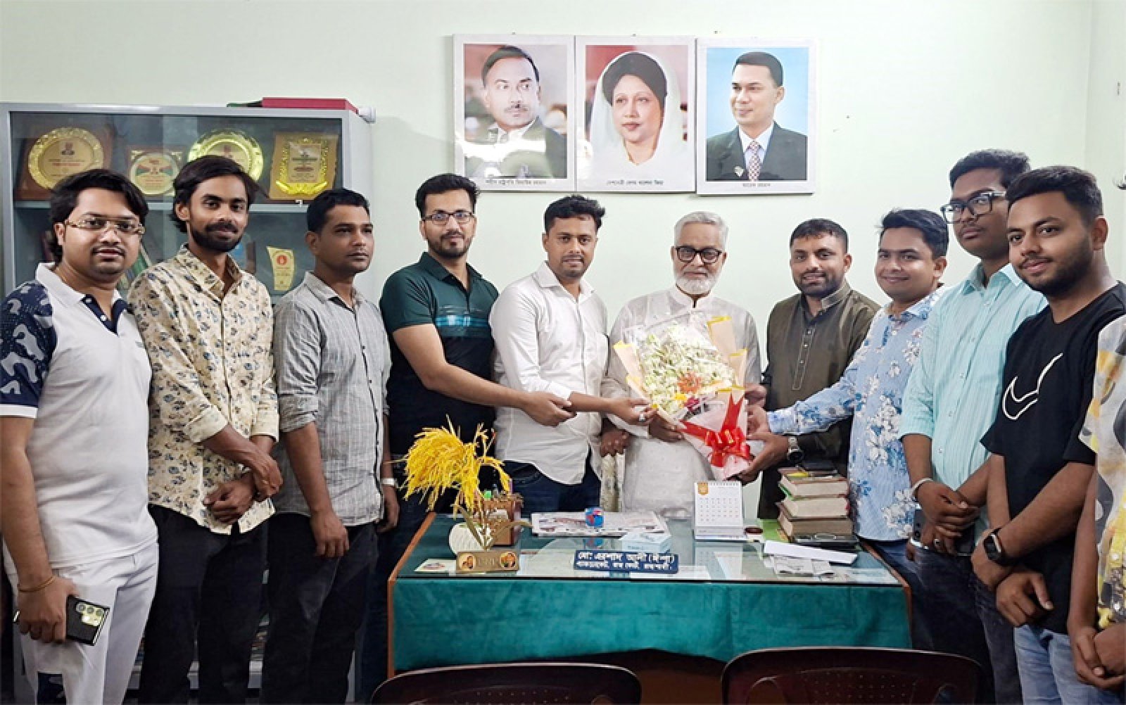 রাজশাহী জেলা পরিষদ প্রশাসককে ছাত্রদলের নবগঠিত কমিটির ফুলেল শুভেচ্ছা ও অভিনন্দন