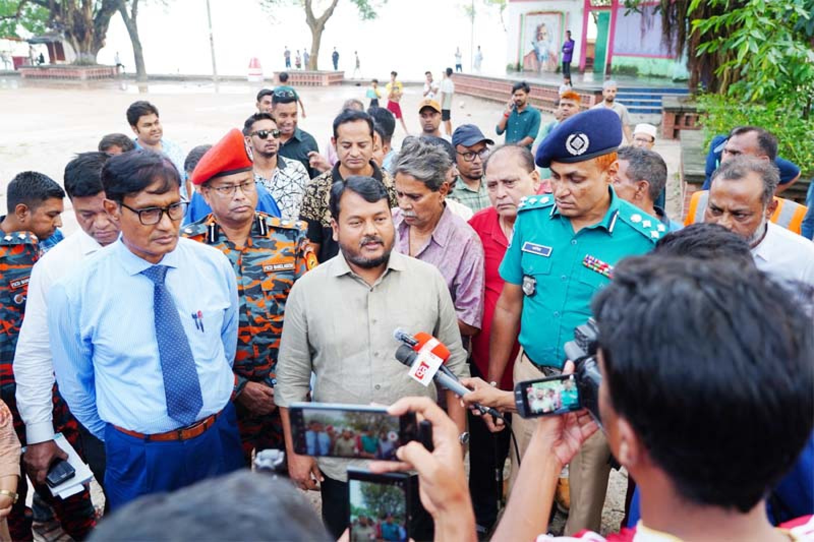 প্রতিমা বিসর্জন ঘাট পরিদর্শনে রাসিক প্রশাসক,  বিভাগীয় কমিশনার ও আরএমপি পুলিশ কমিশনার