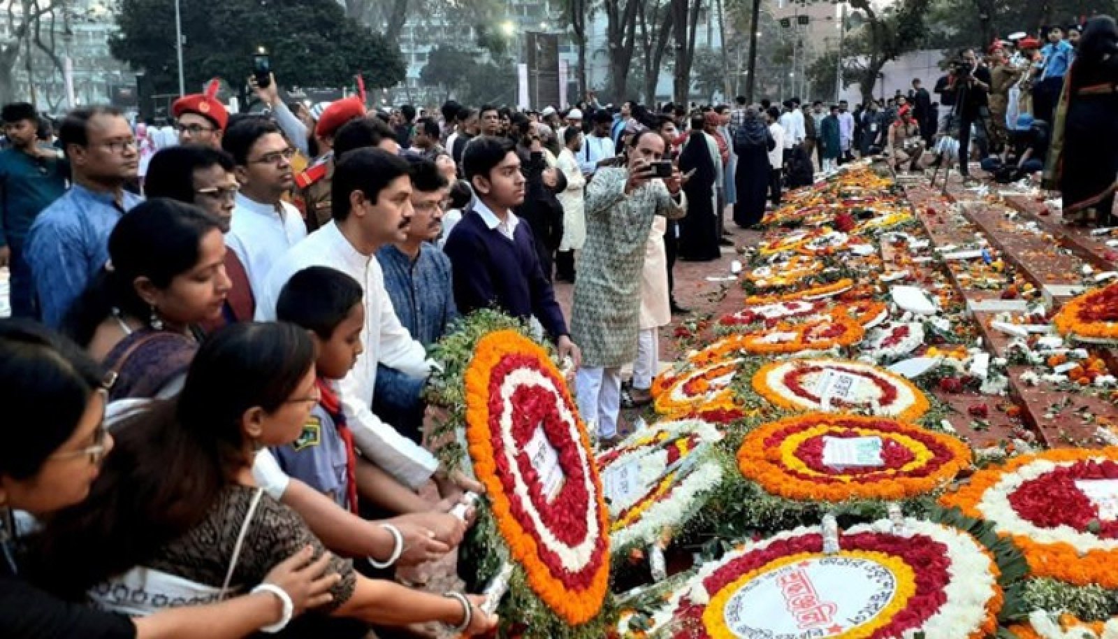 ফুলে ফুলে ভরে গেছে বেদি