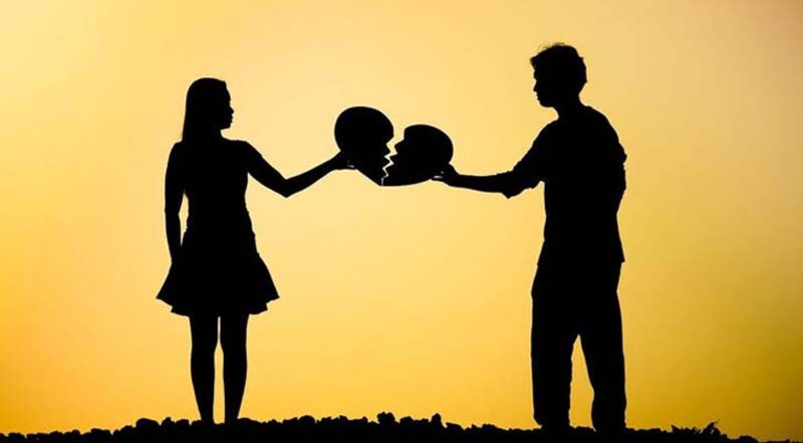 অসুখী সম্পর্কেও কেন আটকে থাকেন মানুষ
