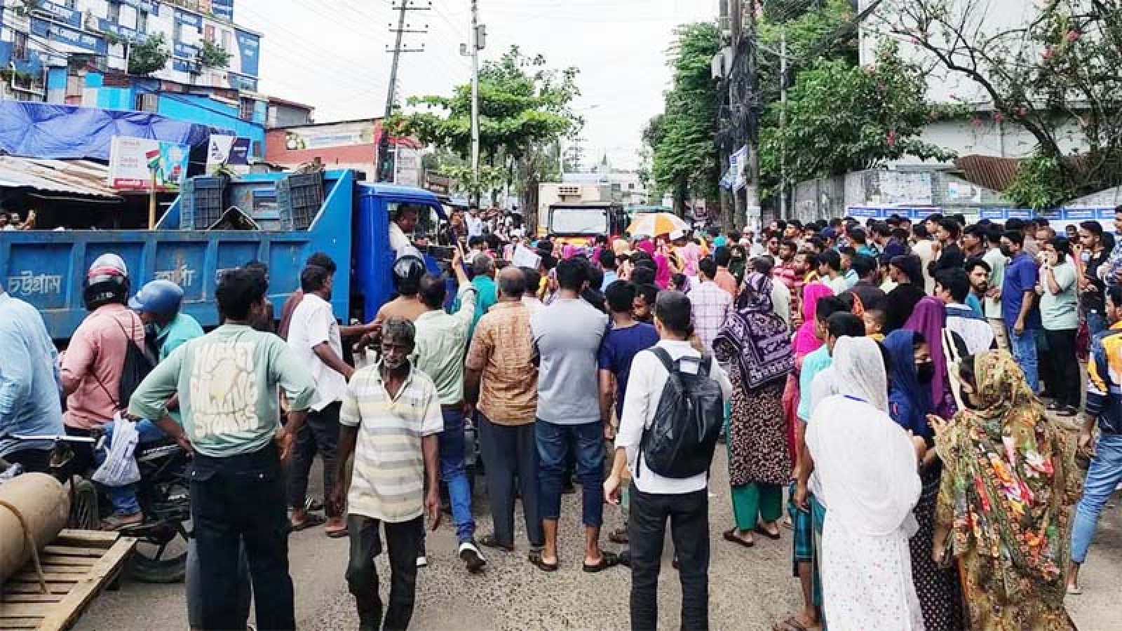 বকেয়া বেতন নয়, কারখানা বিক্রির কথা শুনে সড়কে শ্রমিকেরা