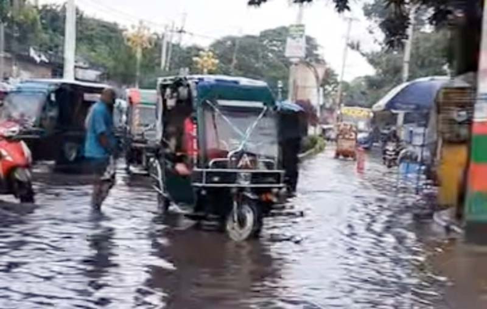 পলিথিনে বন্ধ নগরীর ড্রেন, সামান্য বৃষ্টিতেই জলাবদ্ধতা ॥  নাগরিক অসচেতনতায় বাড়ছে ভোগান্তি