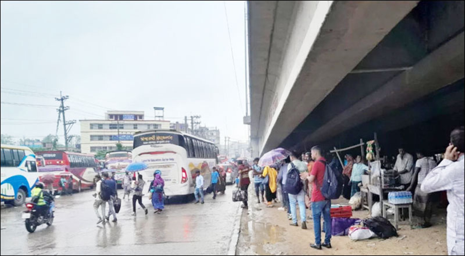 রাজধানীতে শুরু হয়েছে মুষলধারে বৃষ্টি, ভোগান্তিতে যাত্রীরা