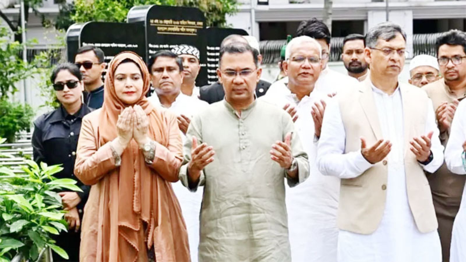 বিডিআর বিদ্রোহে  নিহতদের কবর জিয়ারত করলেন প্রধানমন্ত্রী