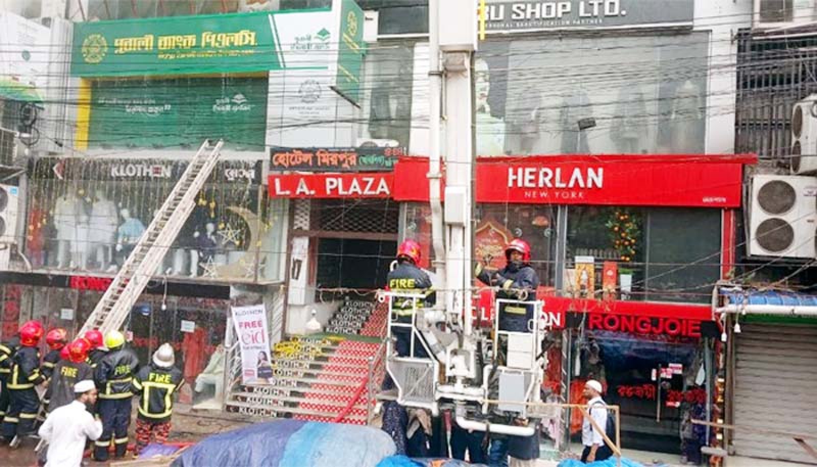 বহুতল ভবনে আগুন, নিয়ন্ত্রণে পাঁচ ইউনিট