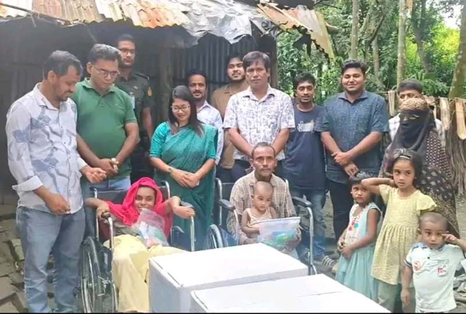 প্রতিবন্ধী পরিবারের পাশে কক্সবাজার সদর ইউএনও