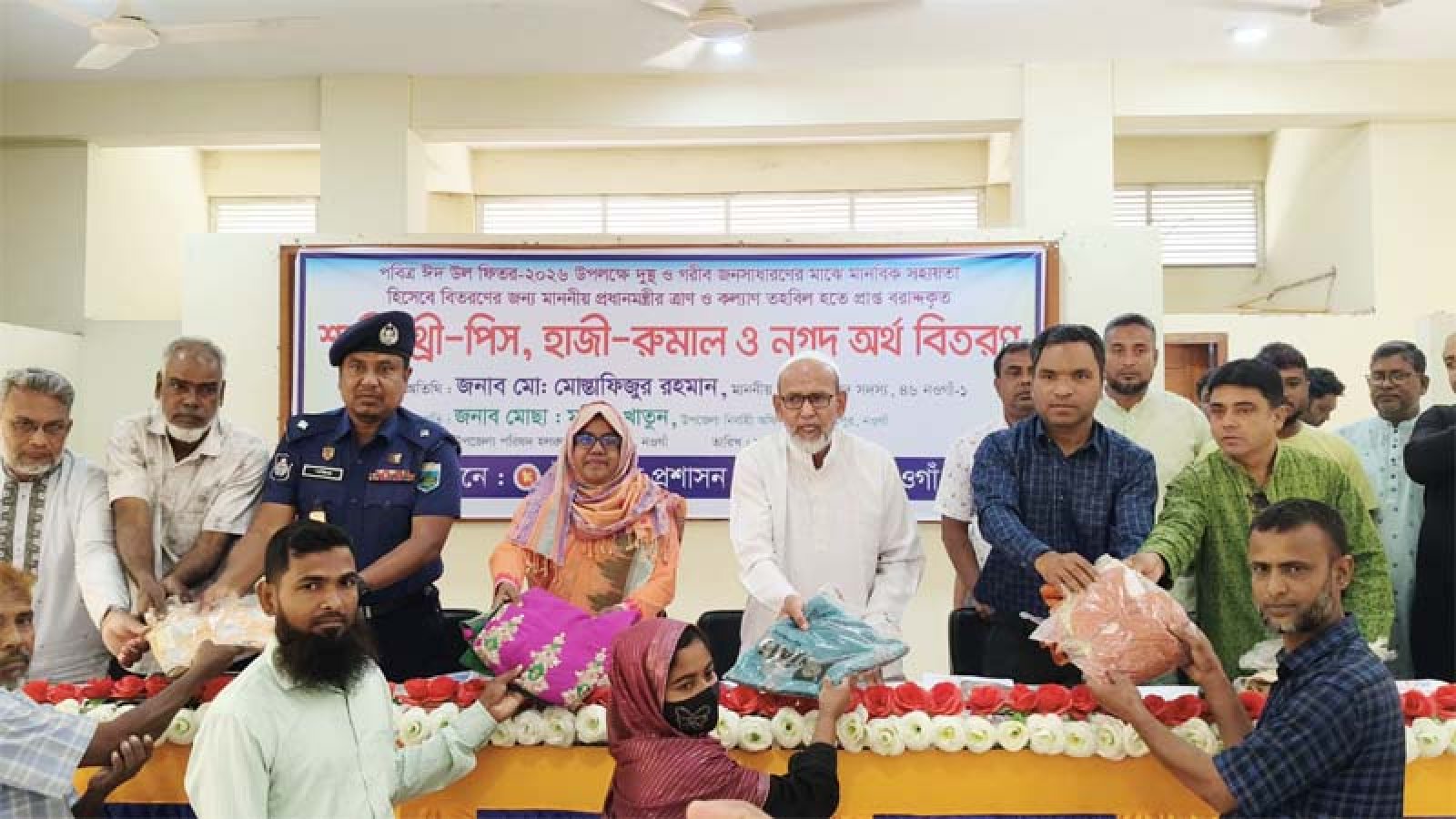 নিয়ামতপুরে ঈদ উপলক্ষে শাড়ি-লুঙ্গি ও নগদ অর্থ বিতরণ