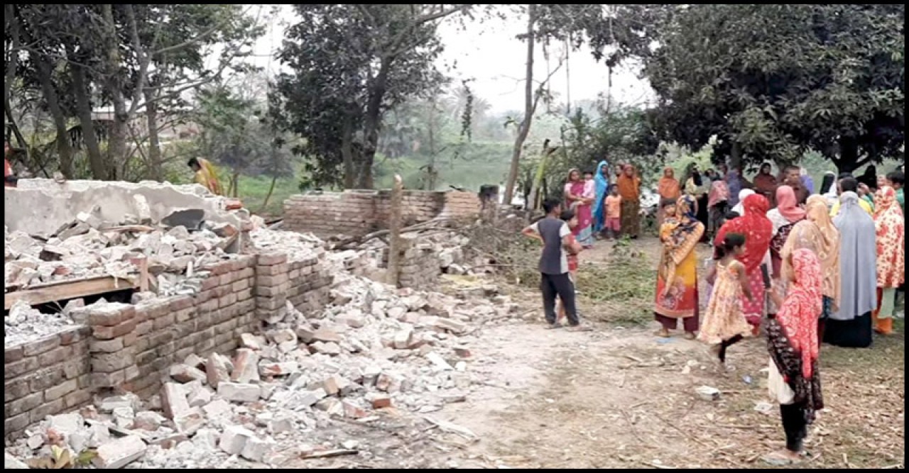 মাগুরাবাসী ক্ষোভে ফুঁসছে, ধর্ষকের বাড়ি গুঁড়িয়ে দিলো বিক্ষুব্ধ জনতা