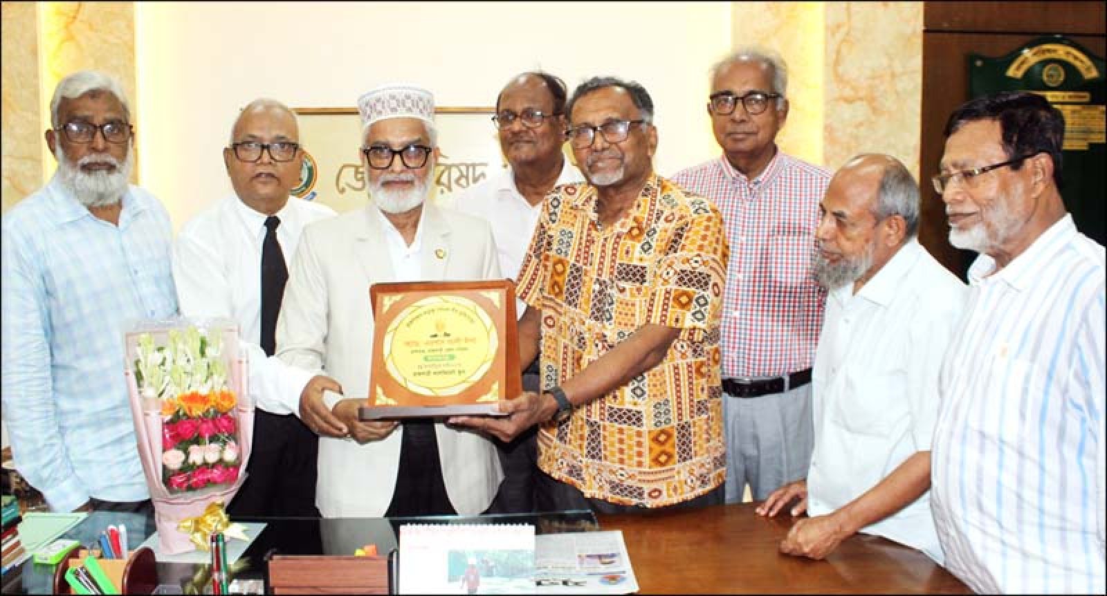 জেলা পরিষদ প্রশাসক এরশাদ আলী ঈশাকে সংবর্ধনা দিল রাজশাহী কলেজিয়েট স্কুলের ১৯৭০ সালের এসএসসি ব্যাচ
