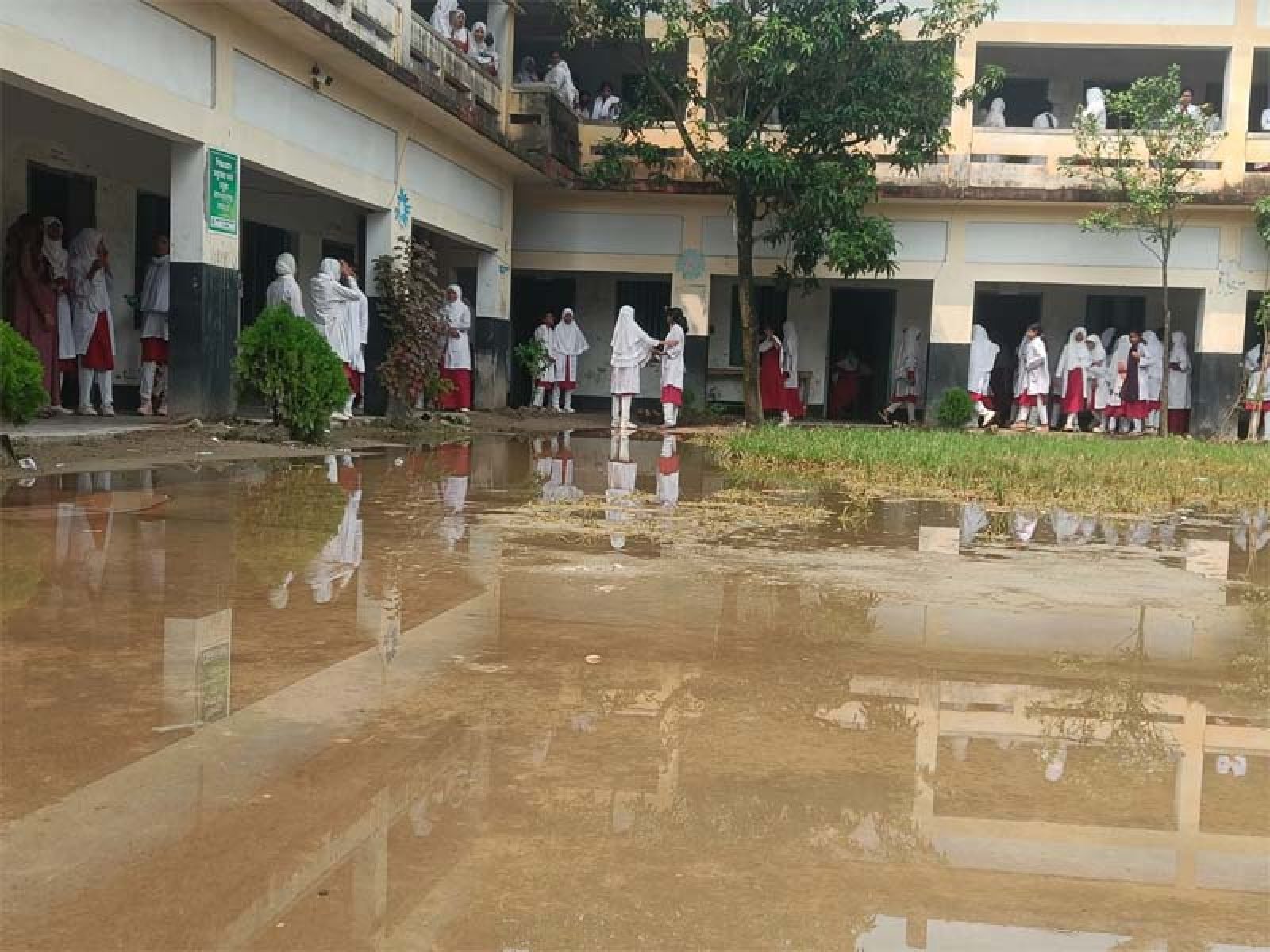 পবার সুনামধন্য নওহাটা উচ্চ বালিকা বিদ্যালয় সামান্য বৃষ্টিতেই জলাবদ্ধতা