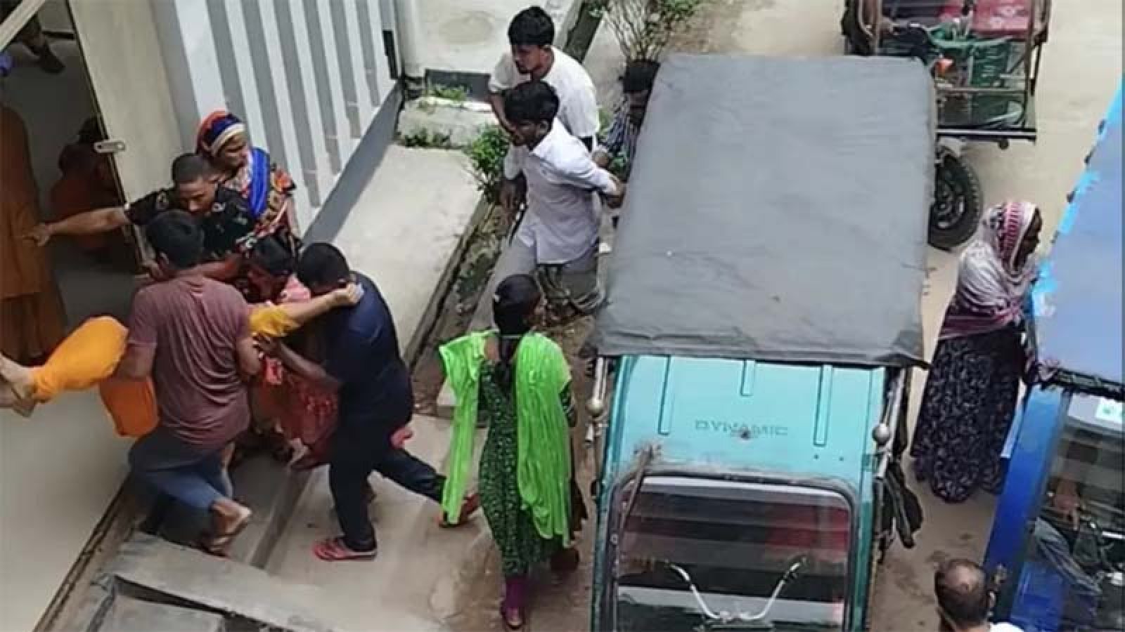 পোশাক কারখানায় পানি পান করে ২ শতাধিক শ্রমিক অসুস্থ