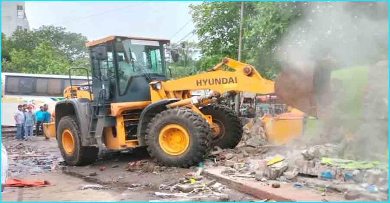 মহাখালীতে বাস টার্মিনালে অবৈধ ২৫টি দোকান উচ্ছেদ করেছে ডিএনসিসি