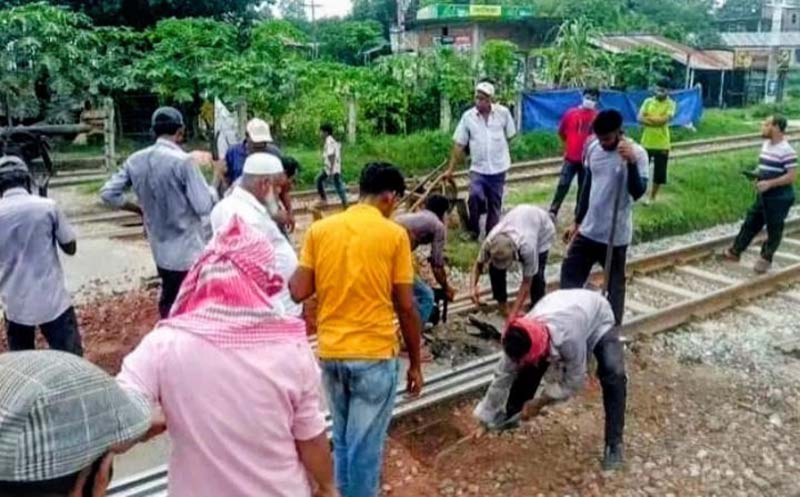 রোদ-বৃষ্টি, শীত-গরম উপেক্ষা করে নিরাপদ ট্রেন চলাচল নিশ্চিত করেন,  তবুও অবহেলিত তারা