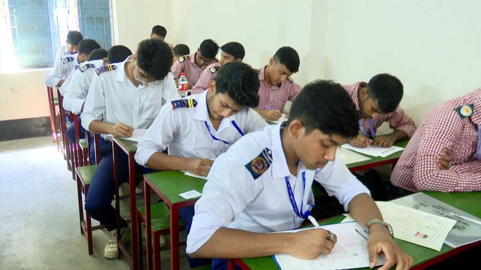 রাজশাহীতে উৎসবমুখর পরিবেশে এইচএসসি পরীক্ষা শুরু
