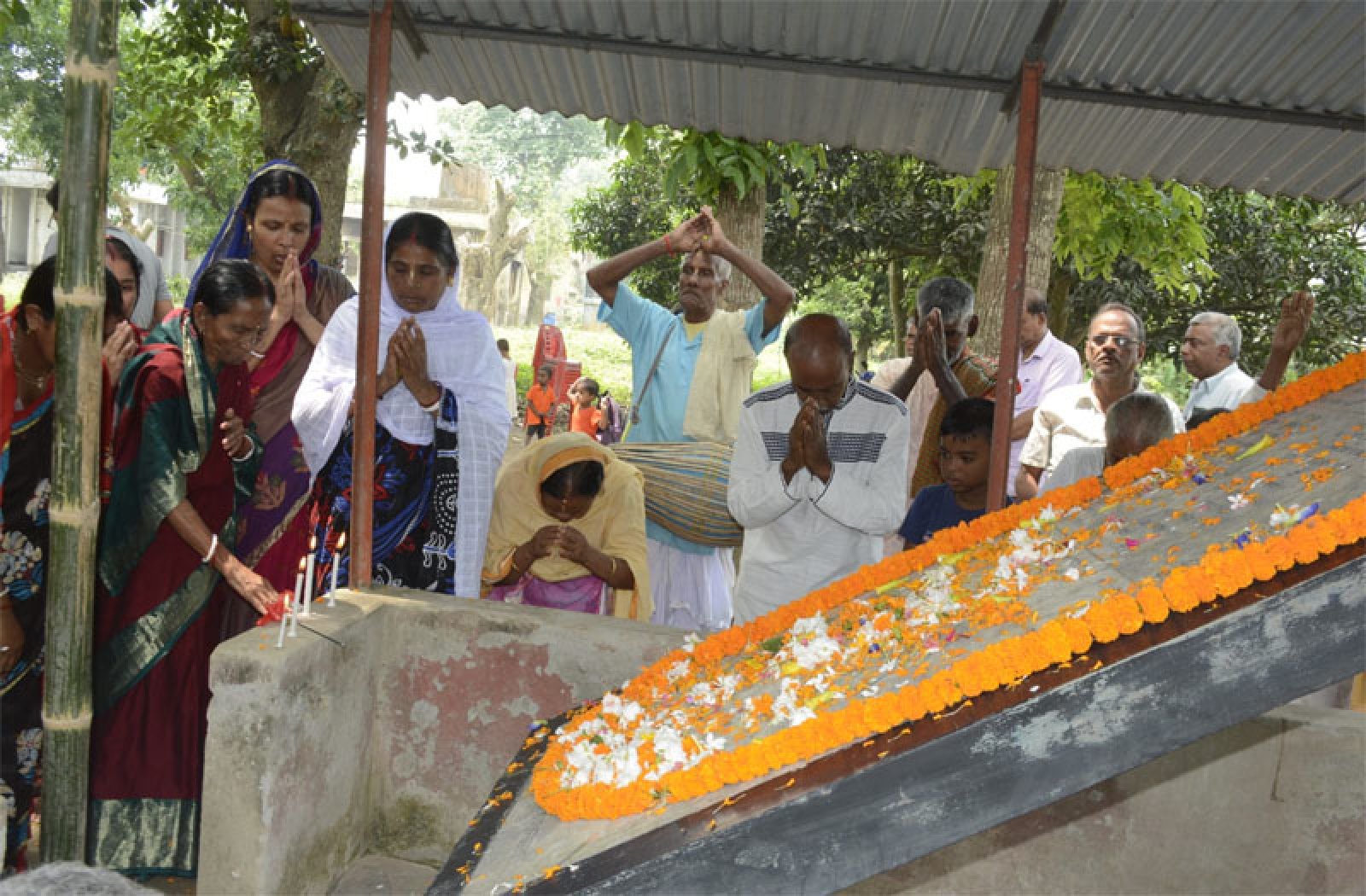 চাঁপাইনবাবগঞ্জে ১৯৭১ সালের শহীদের আত্মা শান্তি কামনায় সমাধিতে পুষ্প অর্পণ ও গীতা পাঠ
