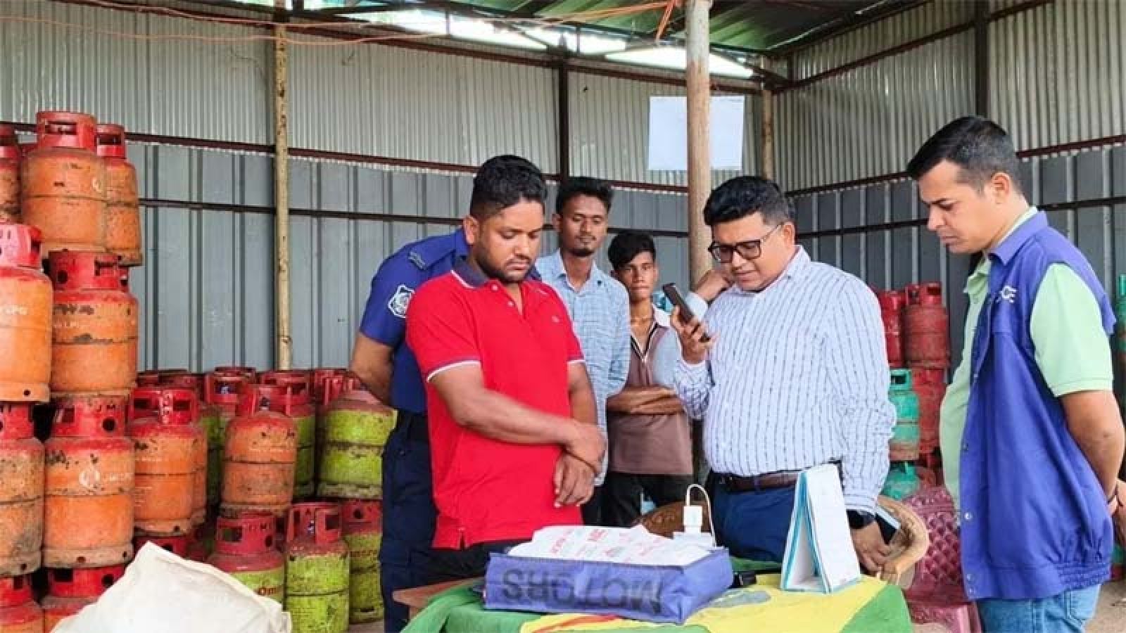 বেশি দামে গ্যাস বিক্রি, ৪ প্রতিষ্ঠানকে ১ লাখ টাকা জরিমানা