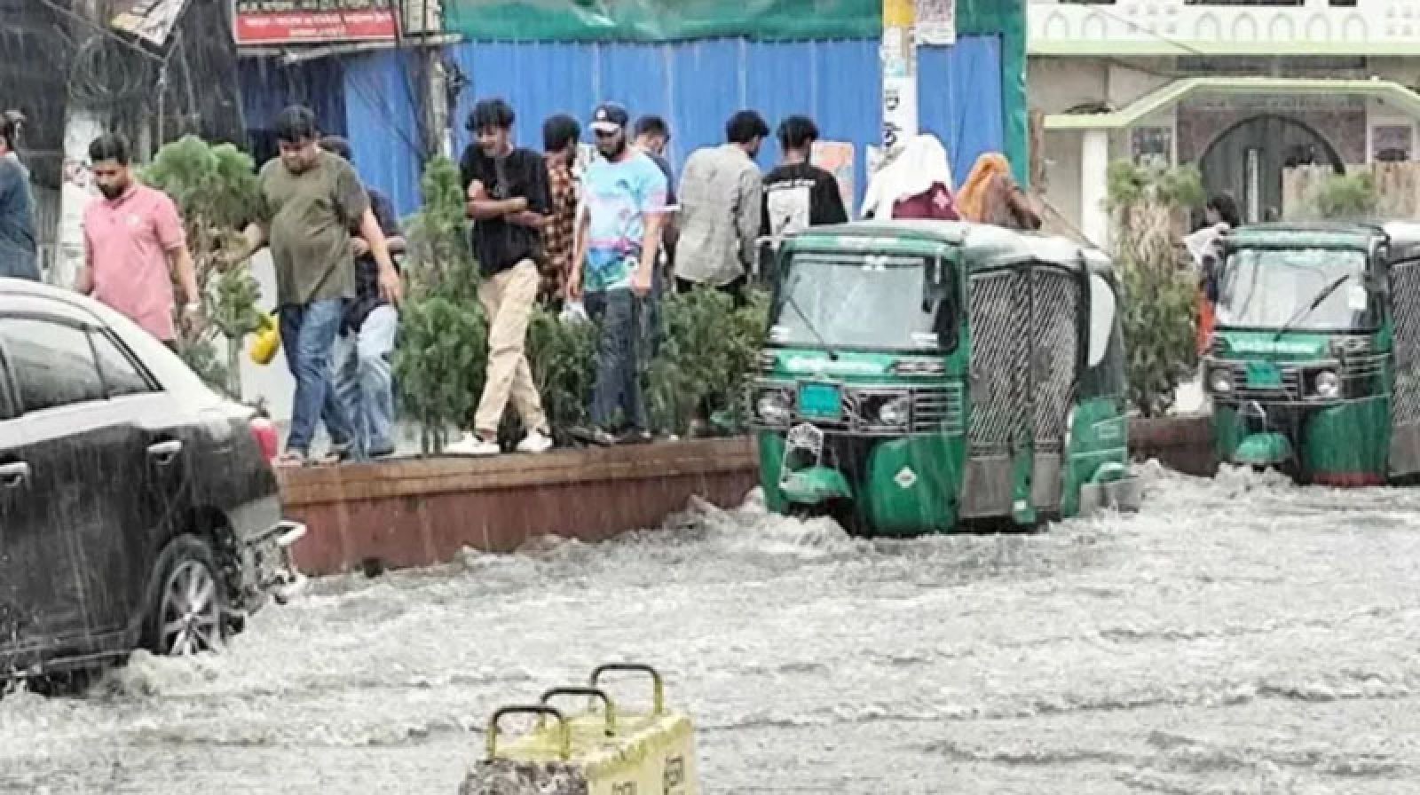 চট্টগ্রামে  বৃষ্টিতে সড়কে হাঁটুপানি, ভোগান্তিতে নগরবাসী
