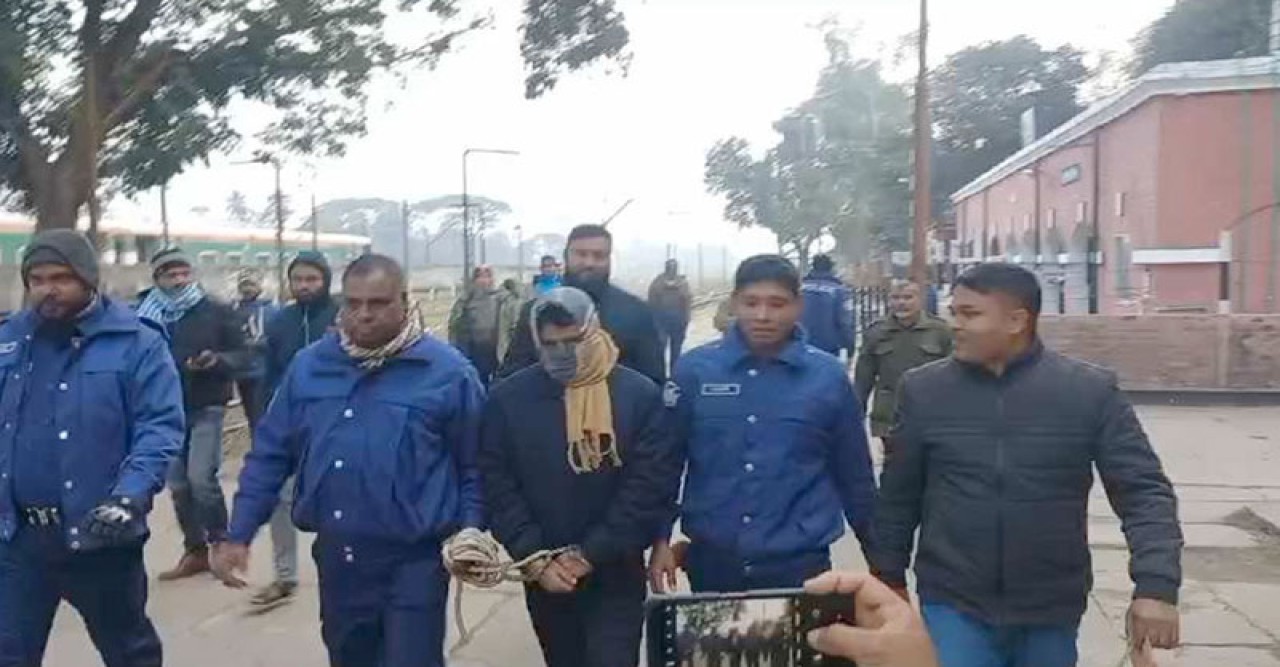 চলন্ত ট্রেনে স্কুলছাত্রীকে ধর্ষণ, রেলওয়ের অ্যাটেনডেন্ট গ্রেপ্তার
