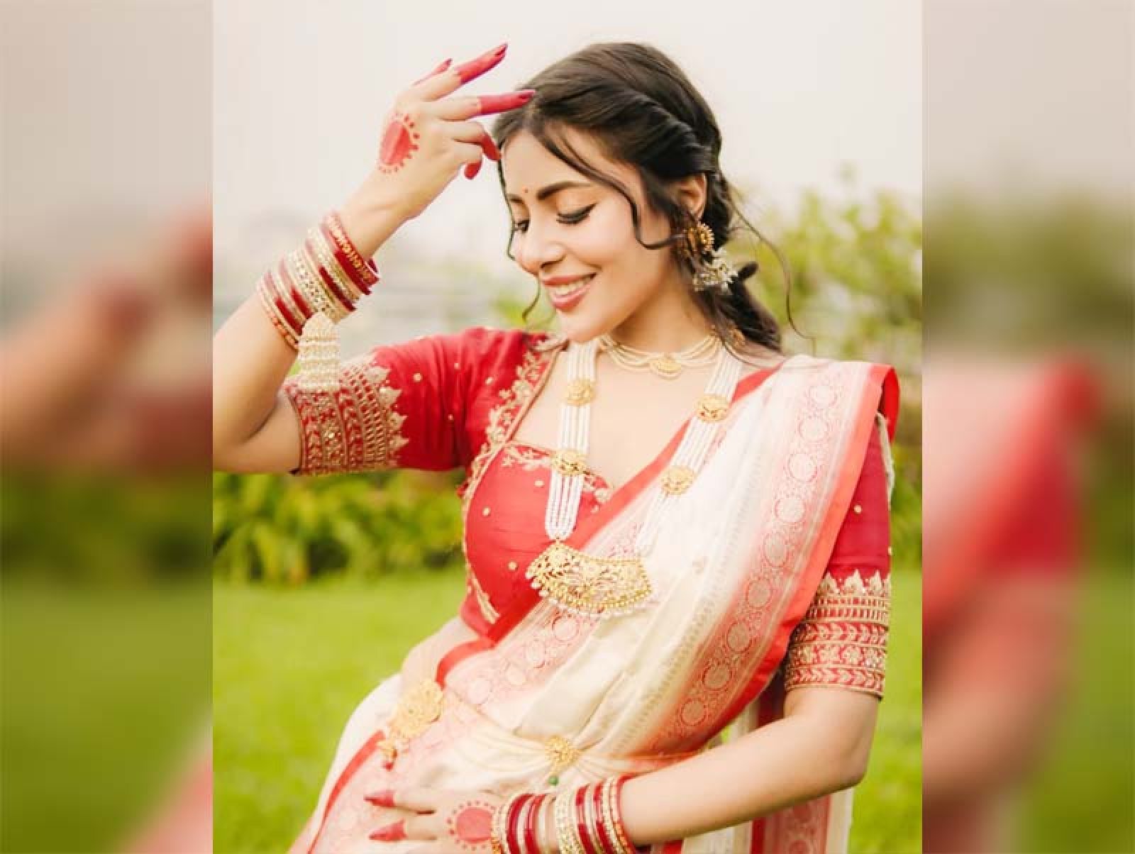 শারদীয় সাজে নজর কাড়লেন অভিনেত্রী সেমন্তী সৌমি