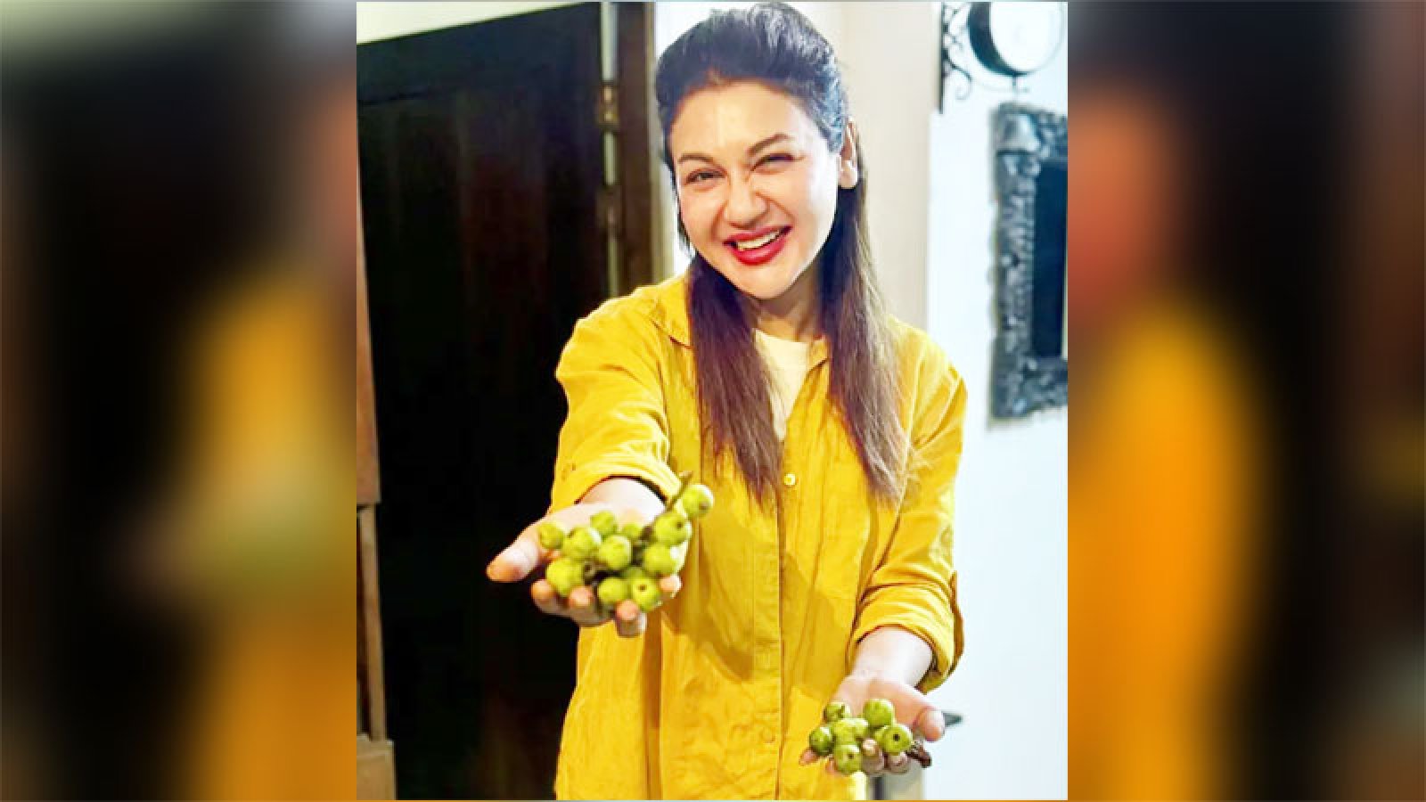 ডুমুর হাতে উচ্ছ্বাস প্রকাশ করলেন জয়া