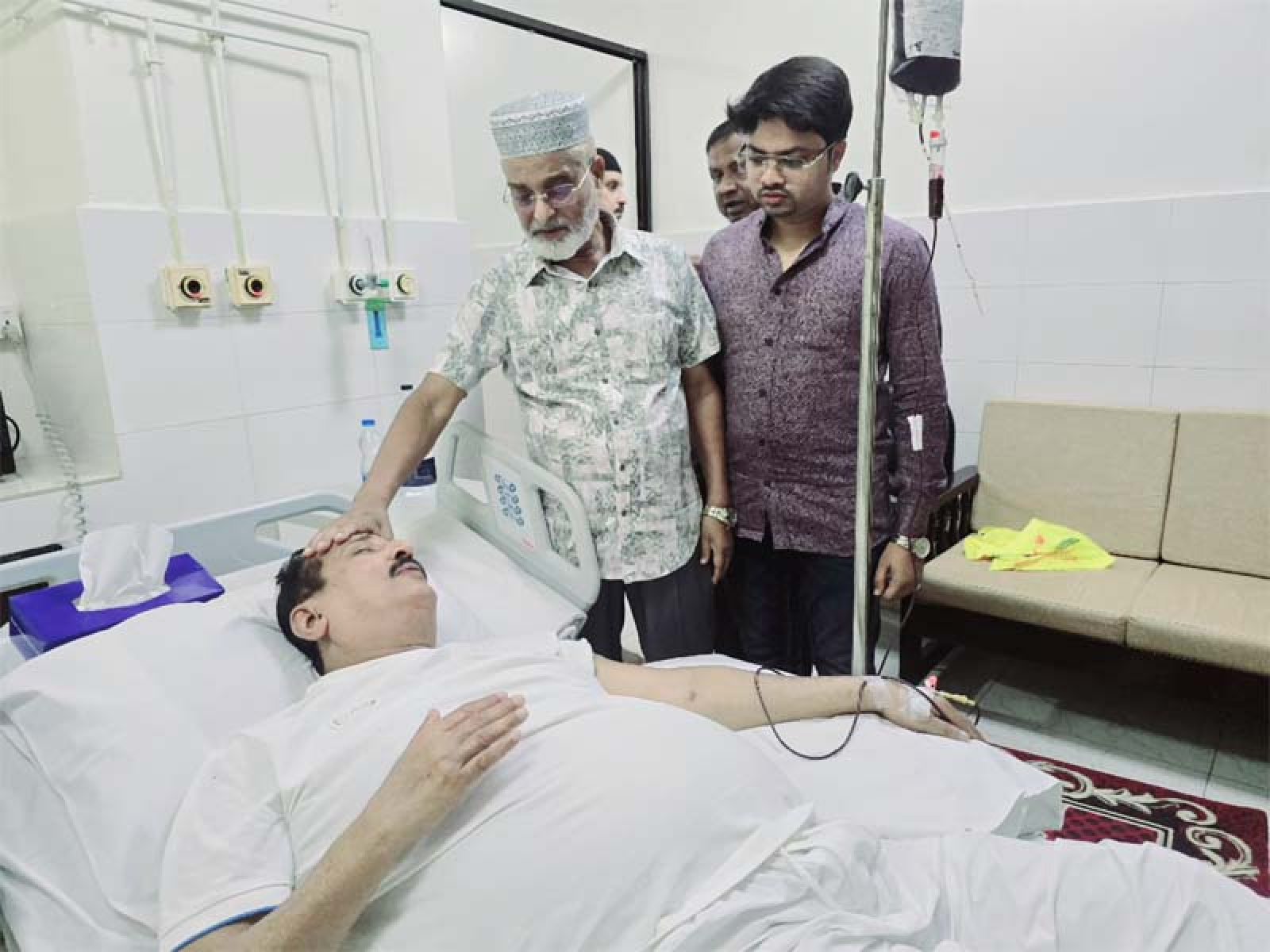অসুস্থ ভূমিমন্ত্রী মিজানুর রহমান মিনুকে দেখতে হাসপাতালে গেলেন জেলা পরিষদ প্রশাসক এরশাদ আলী ঈশা