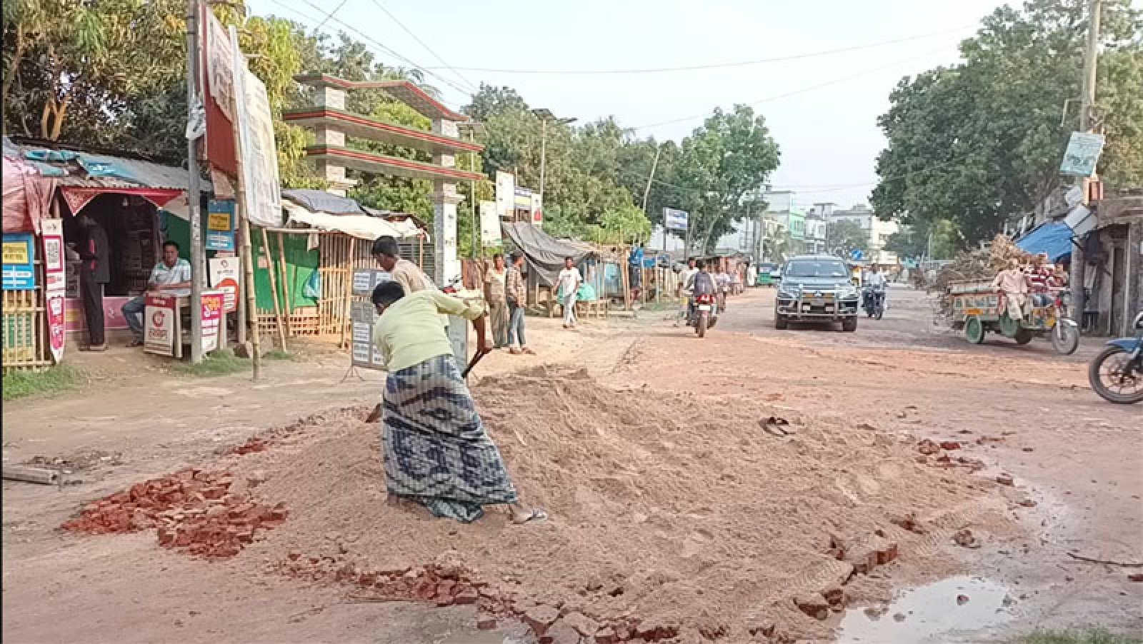 বদলগাছীতে সেই ‘ধানের রাস্তা’ এবার এলাকাবাসীর নিজস্ব উদ্যোগে সংস্কার