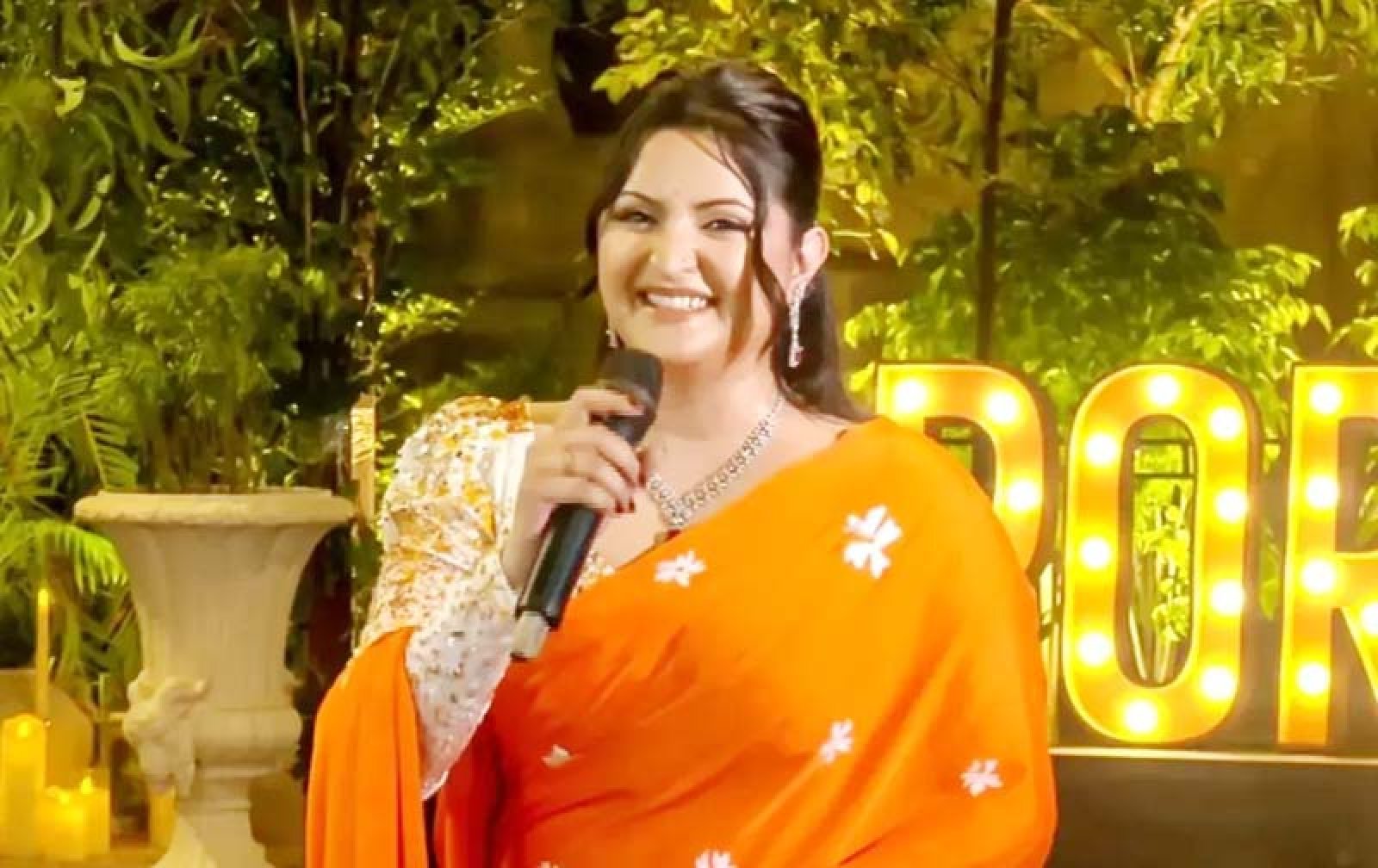 পরীমনির জন্য কার স্বামী বিমানে শিউলি ফুল পাঠালেন