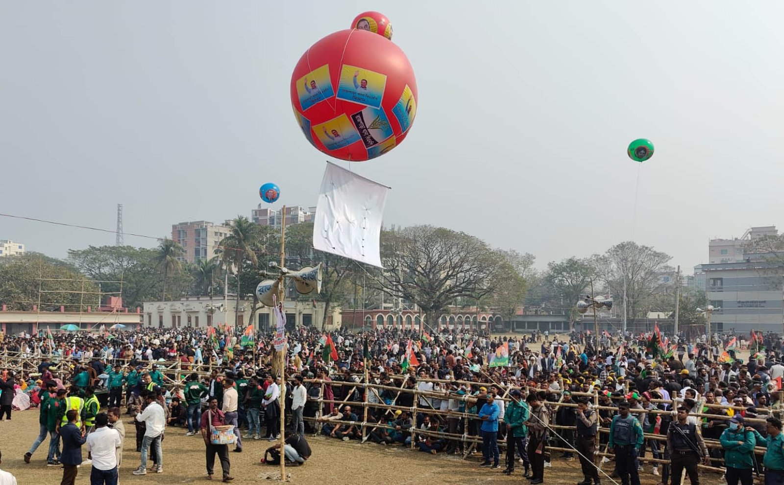 রাজশাহীর ঐতিহাসিক মাদ্রাসা মাঠে জনস্রোত