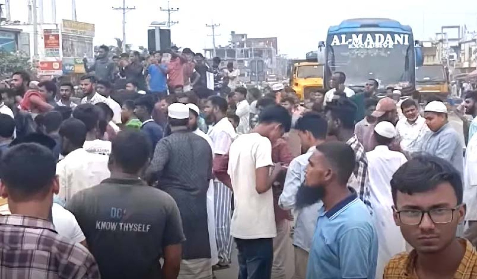 শঠিবাড়ীতে ফুটওভার ব্রীজ নির্মাণের দাবিতে মহাসড়ক অবরোধ