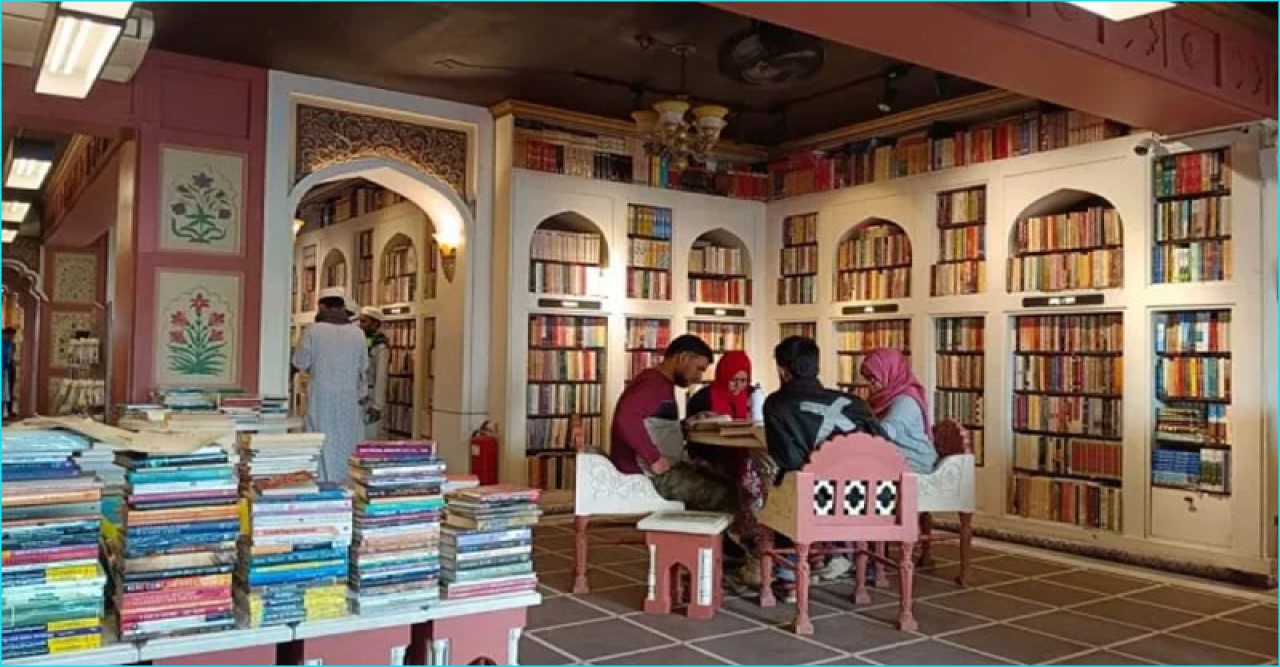 রিডিং ক্যাফেতে বই প্রেমীদের অবসর