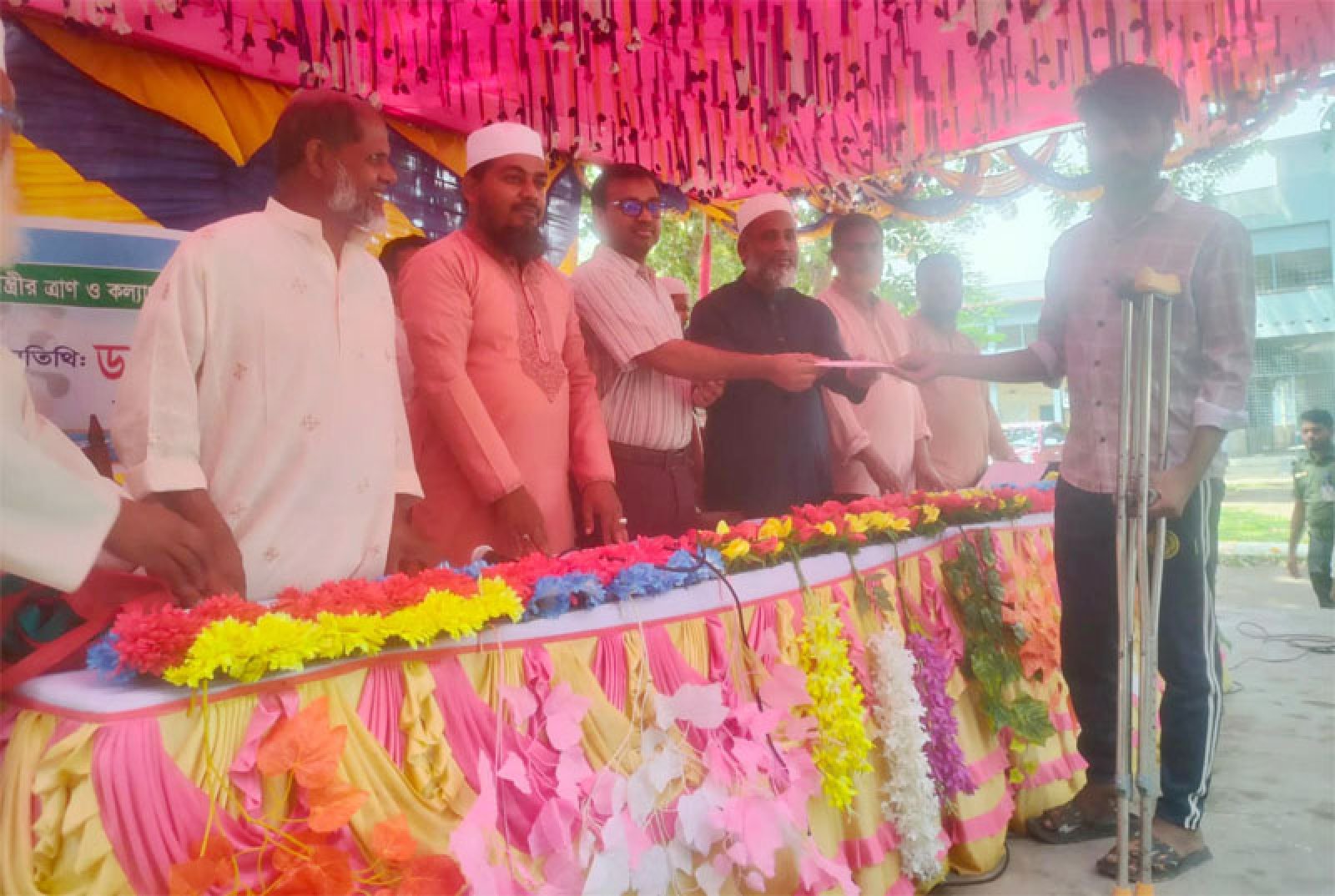 চাঁপাইনবাবগঞ্জের গোমস্তাপুরে প্রধানমন্ত্রীর ঈদ উপহার বিতরণ